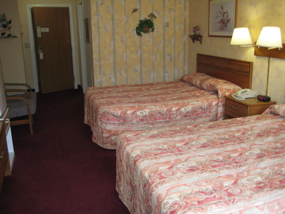 Lake Tree Inn & Suites Марион Екстериор снимка